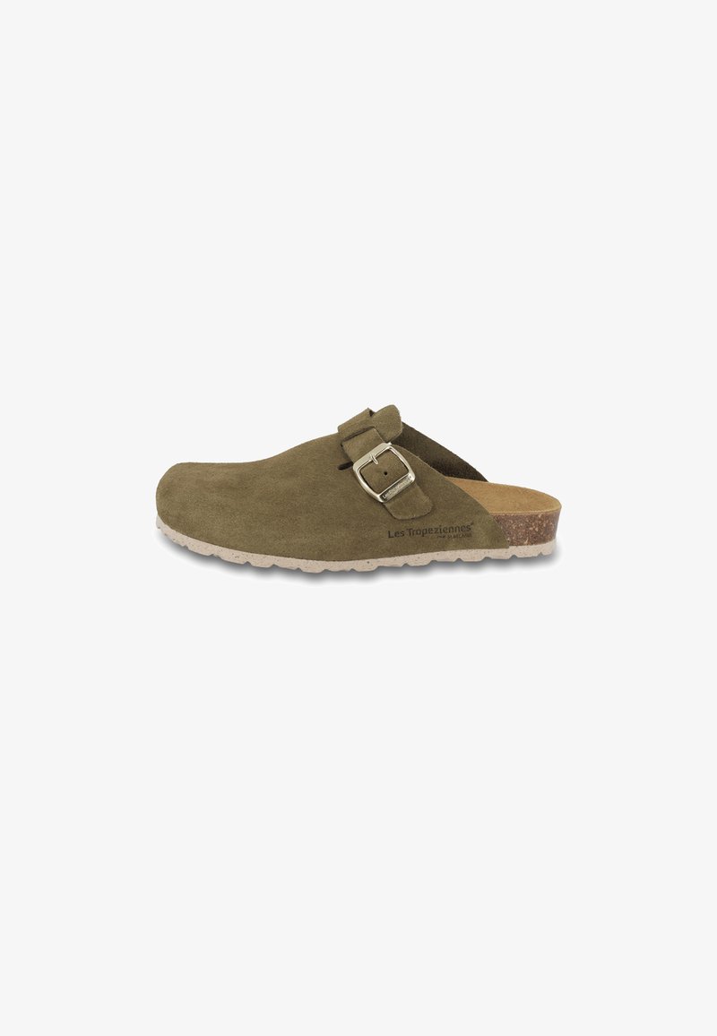 Zoccoli in suede verde oliva con cinturino a fibbia e suola texturizzata di colore chiaro caratterizzata da una leggera curvatura e un design a punta rotonda.