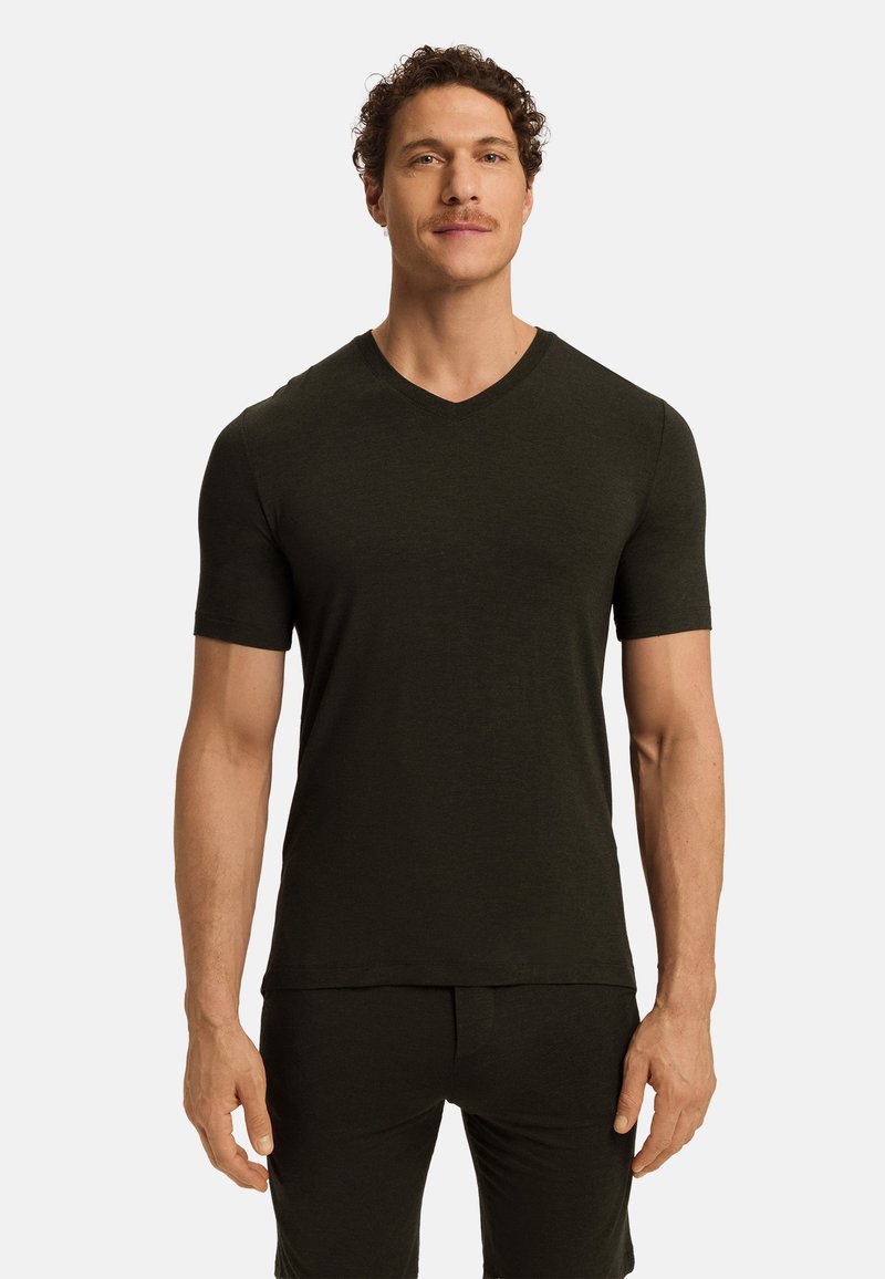 Tričko s krátkým rukávem a výstřihem do V v tmavě zelené barvě, vyrobené z hladkého, lehkého materiálu. Nabízí uvolněný střih a minimalizované švy pro pohodlí.