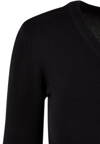 Cardigan negru tricotat, cu design în formă de V, textură canelată și mâneci lungi. Materialul pare moale și ușor, ideal pentru a fi purtat în straturi.