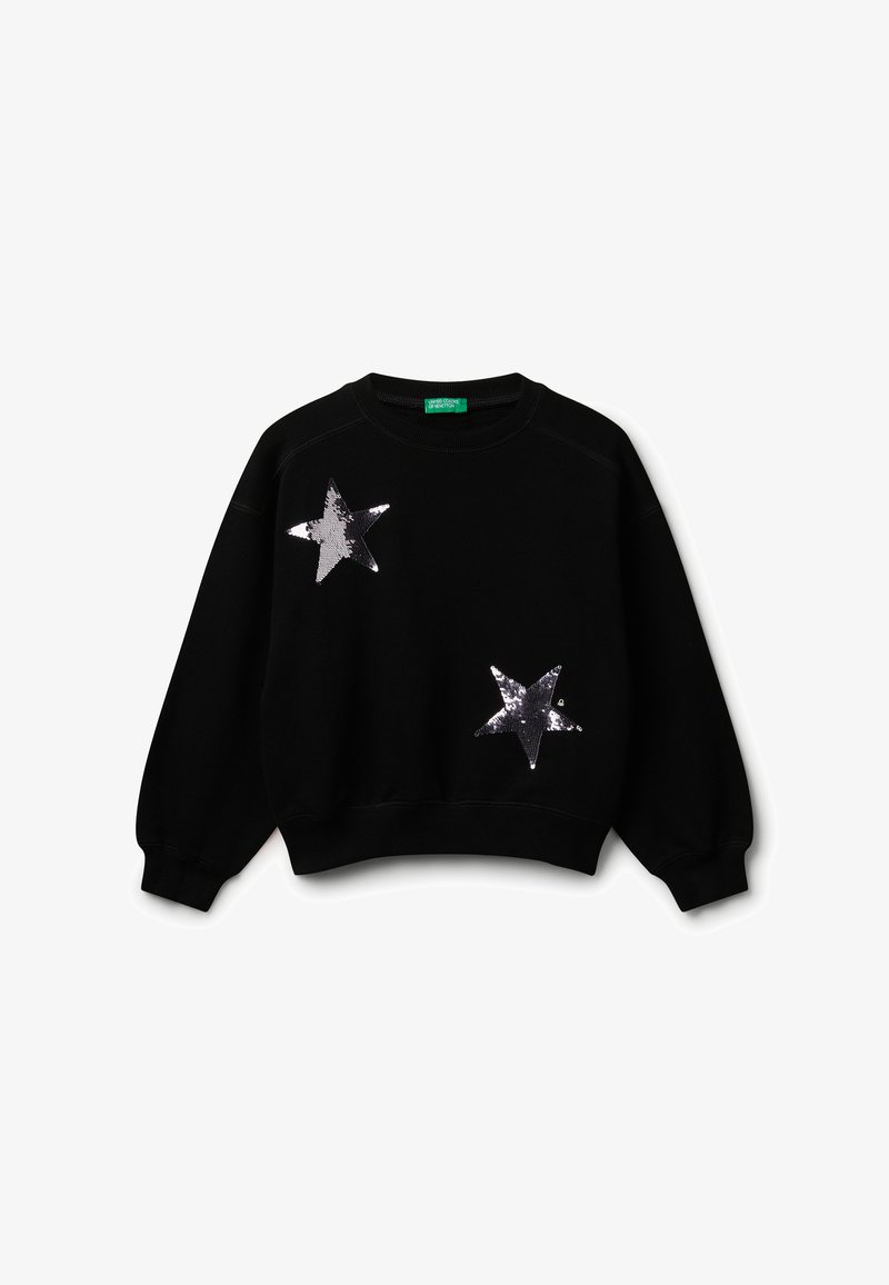 Sudadera negra de mangas largas con dos grandes estrellas de lentejuelas plateadas, una en la parte superior izquierda y otra cerca de la parte inferior derecha del frente.