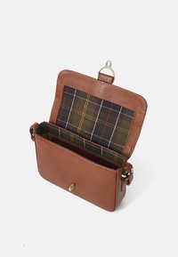 Bolsa de tiracolo em pele castanha com um forro de padrão xadrez, detalhes em dourado e um formato estruturado. O interior possui vários compartimentos.