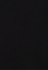 Černá tkanina, texturovaný úplet, rovnoměrný tkaný vzor, střední tloušťka, bez viditelných vzorů nebo kovových doplňků, jednobarevná. Vhodná pro různé oděvní předměty.