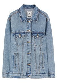 Vaaleansininen farkkutakki, jossa on napitettava etusulku, kaksi rintataskua läpällä ja sivupussit, joissa on kontrastivärinen ompelu.