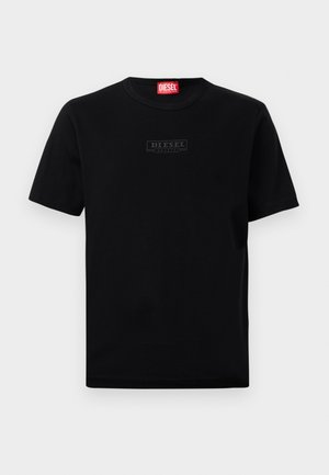 Musthave musta puuvillane t-särk lühikeste varrukatega ja ümarate kaelustega. Esiküljel on peen reljeefne logo ja kaeluses kontrastne kaubamärgiga silt.