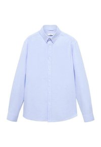 Camisa de manga larga azul claro hecha de algodón, con un cierre de botones en el frente, cuello tradicional y dobladillo recto con una textura sutil.