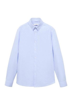 Camicia azzurra a maniche lunghe in cotone, con chiusura a bottoni, colletto tradizionale e orlo dritto con una leggera texture.