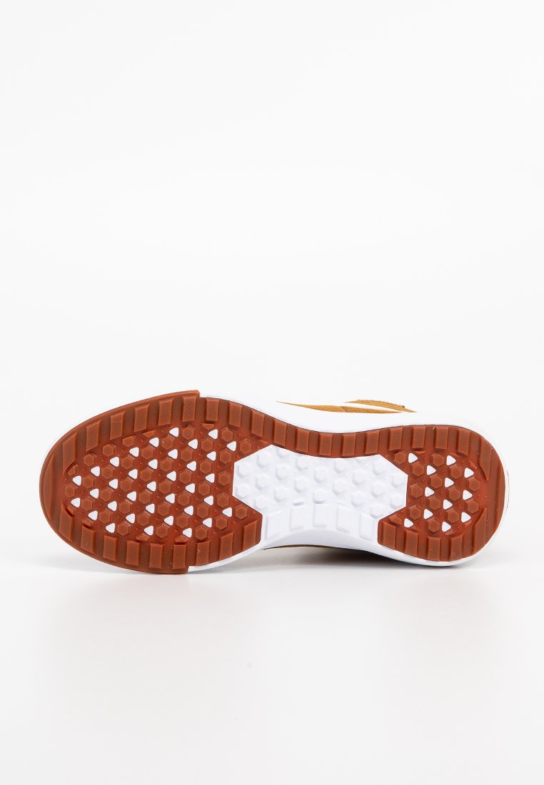 Suela de zapatilla blanca con una suela de goma marrón texturizada; presenta patrones geométricos y una prominente entresuela blanca.