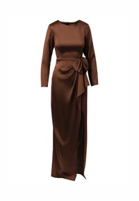 Długa satynowa sukienka w kolorze czekoladowym z długim rękawem, z wysokim rozcięciem i dużą kokardą po boku w talii.