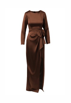Langsleeve chocoladebruine satijnen jurk met hoge split en grote strikdetail aan de taille.