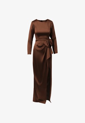 Langsleeve chocoladebruine satijnen jurk met hoge split en grote strikdetail aan de taille.