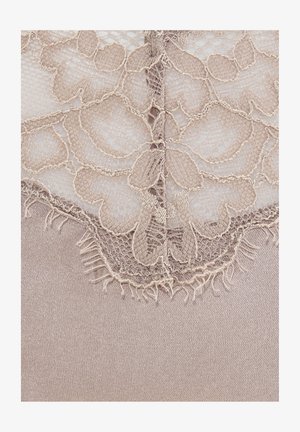 Spitzenrand in sanftem Beige mit floralen Mustern und fransigen Kanten, der auf glattem Satin in passendem Farbton liegt.