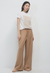 Calliope CON PASSAMANERIA - T-shirt con stampa - bianco lana