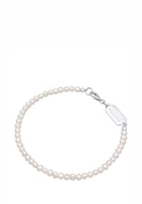 Brățară de perle de apă dulce albe cu un închizător și o etichetă din argint sterlin, având mărgele netede, rotunde, înșirate strâns.