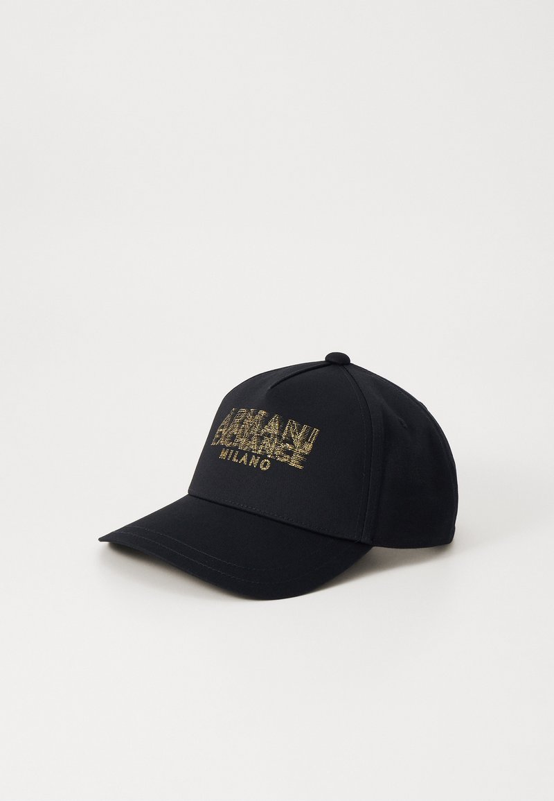 Boné de beisebol preto feito de algodão com uma aba curva. Apresenta o texto do logo dourado "ARMANI EXCHANGE MILANO" na parte da frente.