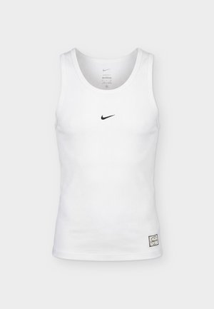 Λευκό αθλητικό αμάνικο μπλουζάκι Nike με μαύρο λογότυπο Swoosh στο κέντρο του στήθους και μικρή ορθογώνια ετικέτα κοντά στο κάτω στρίφωμα.