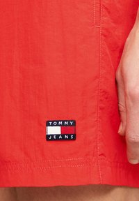 Tommy Jeans HERITAGE CRINKLE LENGTH - Bañador corto - hot heat