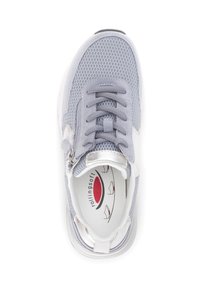Lichtgrijze sneaker met een bovenwerk van mesh-stof, gevoerde tong, zilveren accenten en een rits aan de zijkant. Het interieur heeft een merk inlegzool.