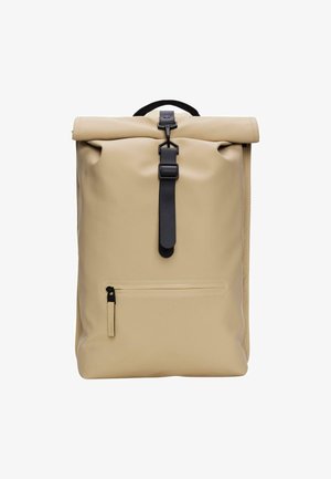 Mochila beige de tipo roll-top, hecha de material impermeable, con un cierre de hebilla negra, un bolsillo frontal con cremallera y una forma rectangular elegante.
