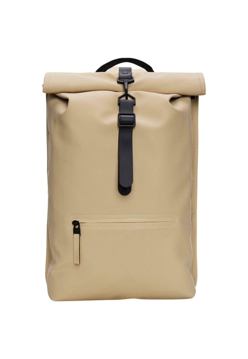 Mochila beige de tipo roll-top, hecha de material impermeable, con un cierre de hebilla negra, un bolsillo frontal con cremallera y una forma rectangular elegante.