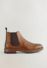 Barna bőr Chelsea csizma sötét elasztikus oldalsó panelekkel, húzófüllel a sarkán, és gumitalppal, amelynek barázdája van, profilból látható semleges háttéren.