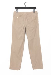 Beiga bomullshängbyxor hängande från en svart galge. Funktioner inkluderar två bakfickor med knappstängningar, rak ben-design och slät textur.