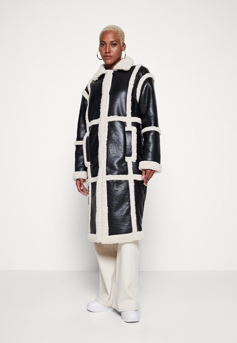 Glamorous LONG SHEARLING COAT Classic coat black cream/black