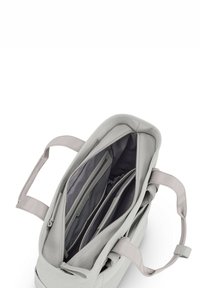 Grå toteväska med två handtag, som har ett rymligt inre och flera fickor, inklusive ett fack med dragkedja och mjukt foder.