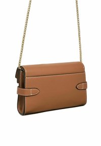 Sac en cuir marron à porter en bandoulière avec une anse en chaîne dorée, présentant une fermeture à rabat, des sangles latérales et des détails de surpiqûre blanche.