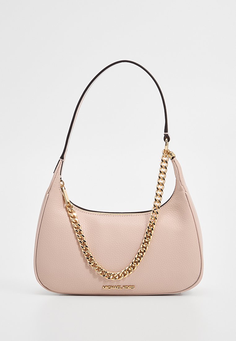 Rosa, genarbtes Leder-Umhängetasche mit einer goldenen Kettenriemen und schwarzen Akzenten. Verfügt über einen Reißverschlussverschluss und ein Logo an der Vorderseite.