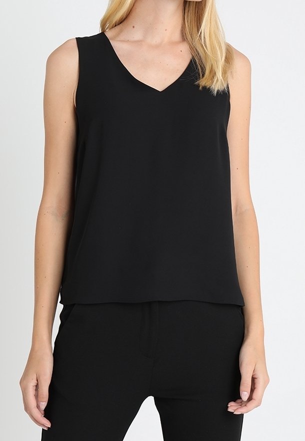 Haut noir sans manches avec col en V, fabriqué en tissu léger. Design simple avec une coupe décontractée et une texture lisse. Style épuré et minimaliste.