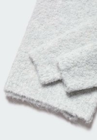 Bufanda de lana gris claro con un acabado texturizado. Superficie suave y esponjosa con bordes limpios, que presenta un diseño sencillo de pliegue superpuesto.