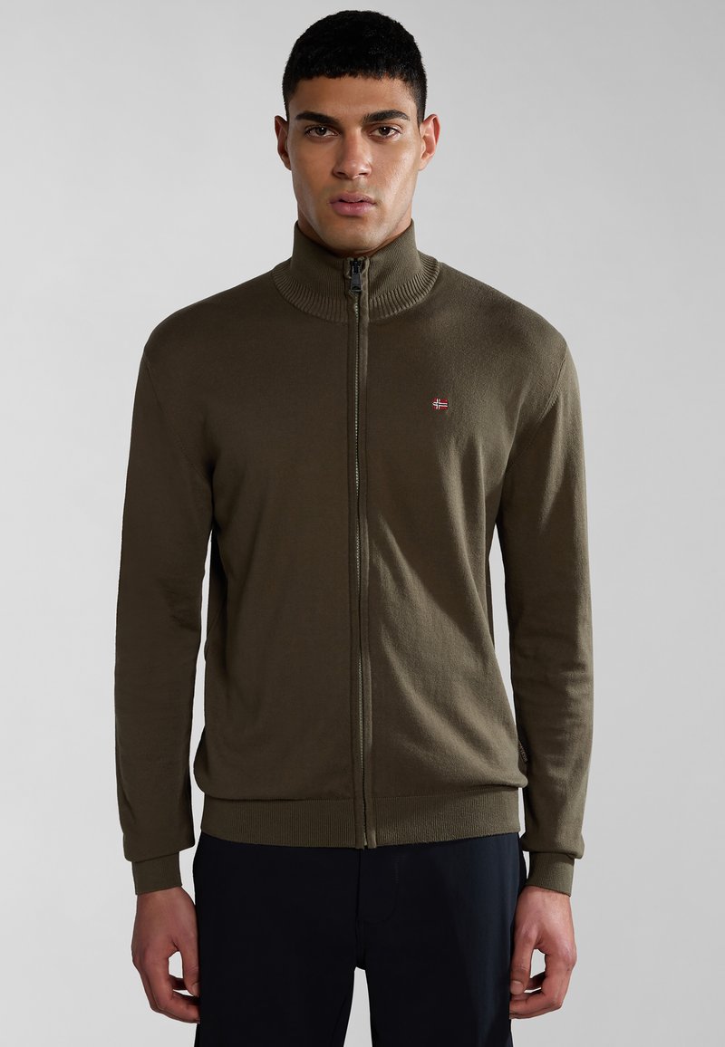 Maglione verde oliva con zip, colletto e polsini a costine, con un piccolo logo ricamato sul lato sinistro del petto e una superficie in tessuto liscia.