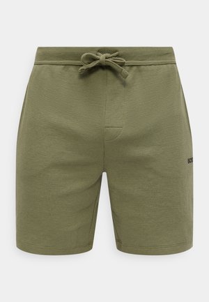 Olivgrüne, strukturierte Herrenshorts mit einem Kordelzugbund und einem dezenten schwarzen "BOSS"-Logo am rechten Oberschenkel.