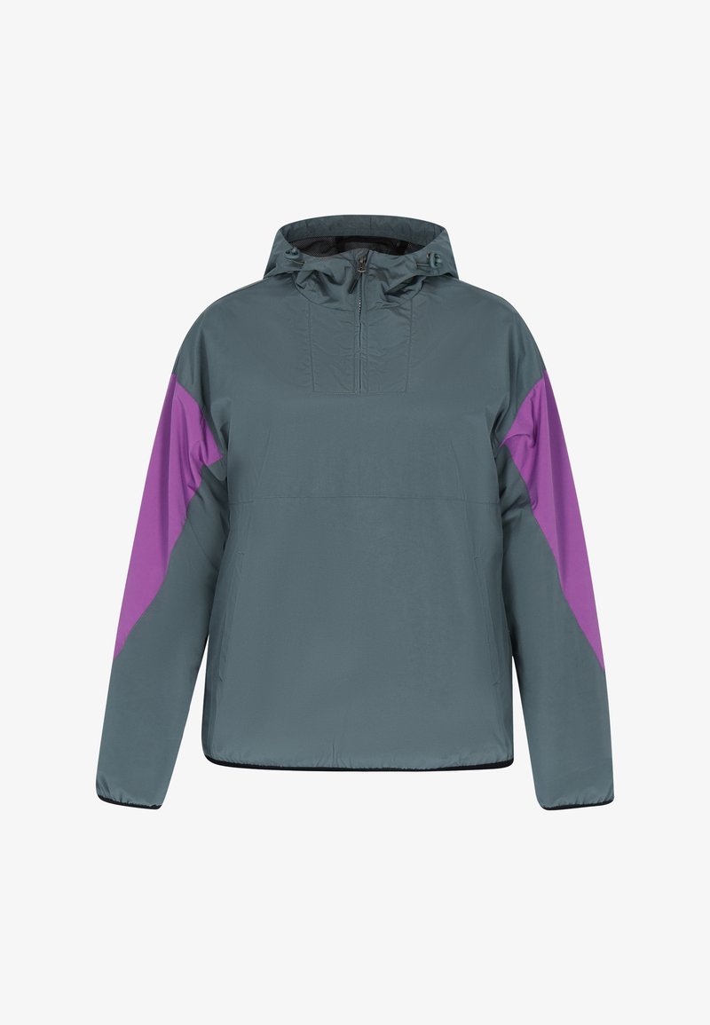 Jachetă gri, cu fermoar pe jumătate, având panouri laterale mov, glugă și o croială ușor lejeră. Material texturat, ușor.