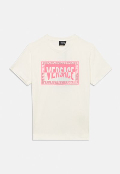 Fehér rövid ujjú póló, elöl rózsaszín Versace logóval, amely egy görög kulcs mintás téglalap keretben van.