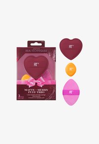 Real Techniques puff trio inkluderer tre svampe: hjerteformet maroon, orange oval og pink tåreformet, alle med glatte teksturer.