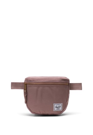 Borsa in tessuto rosa a vita con tasca anteriore con zip, un'etichetta patch e una cinghia laterale per la chiusura. Texture liscia; forma rettangolare compatta.