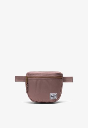 Růžová látková ledvinka se zipovou přední kapsou, štítkovou nášivkou a bočním popruhem pro upevnění. Hladká textura; kompaktní obdélníkový tvar.