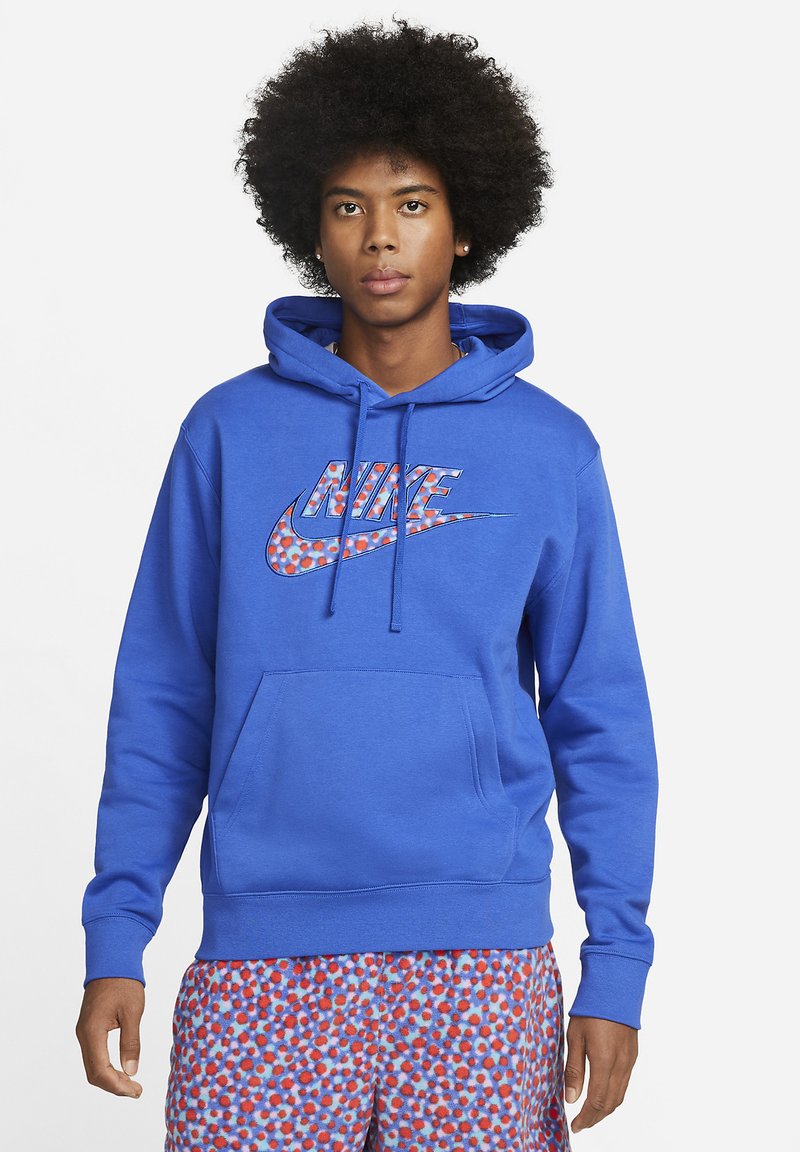 Blå hættetrøje med et stort flerfarvet Nike-logo på forsiden, der har en kængurulomme og snor i hætten.