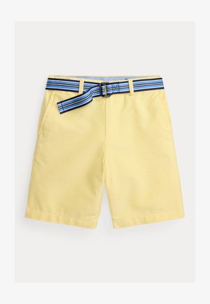 Žluté šortky ke kolenům s bočními kapsami a modro-bílo-černým proužkovaným látkovým opaskem prostrčeným poutky na opasek.