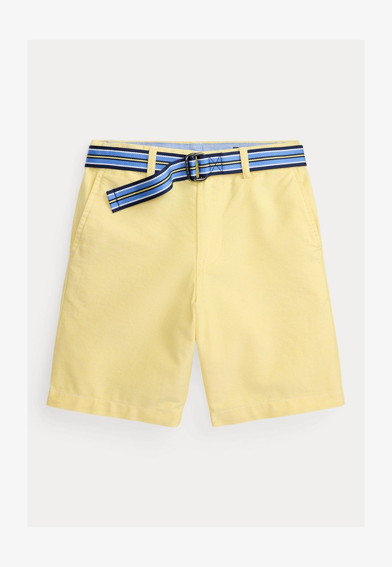 Κίτρινα σορτς μήκους μέχρι το γόνατο με τσέπες στα πλάγια και ζώνη από ύφασμα με ρίγες σε μπλε, λευκό και μαύρο χρώμα, περασμένη μέσα από θηλιές ζώνης.