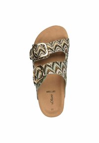 Sandal s plochou podrážkou a dvěma nastavitelnými popruhy se zlatými přezkami. Vrchní část má vzor chevron v zelené, hnědé a krémové barvě. Měkká pěnová stélka.