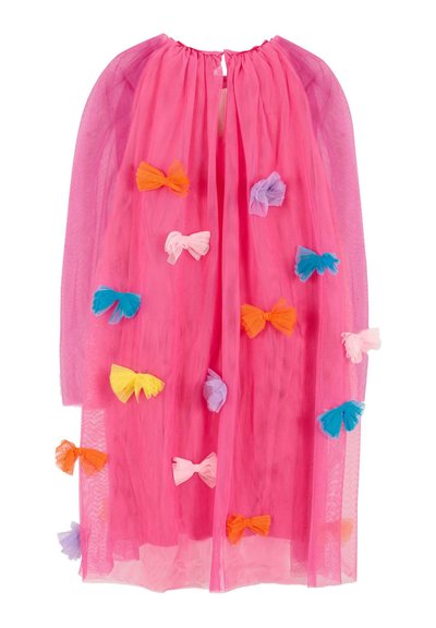 Różowy tiulowy pelerynka z marszczonym dekoltem, ozdobiona kolorowymi wstążkami z tkaniny w odcieniach pomarańczowym, niebieskim, żółtym i fioletowym, tworząc zabawny wzór.