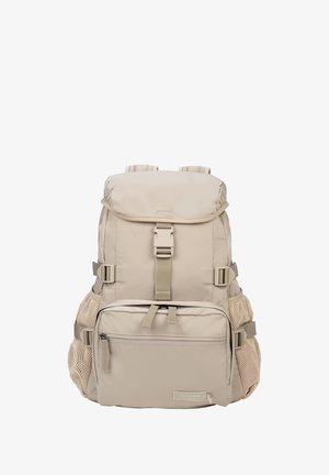 Sac à dos beige avec un rabat supérieur, des bretelles réglables, une poche zippée à l'avant et des poches latérales en mesh. Fabriqué en tissu durable avec une texture lisse.