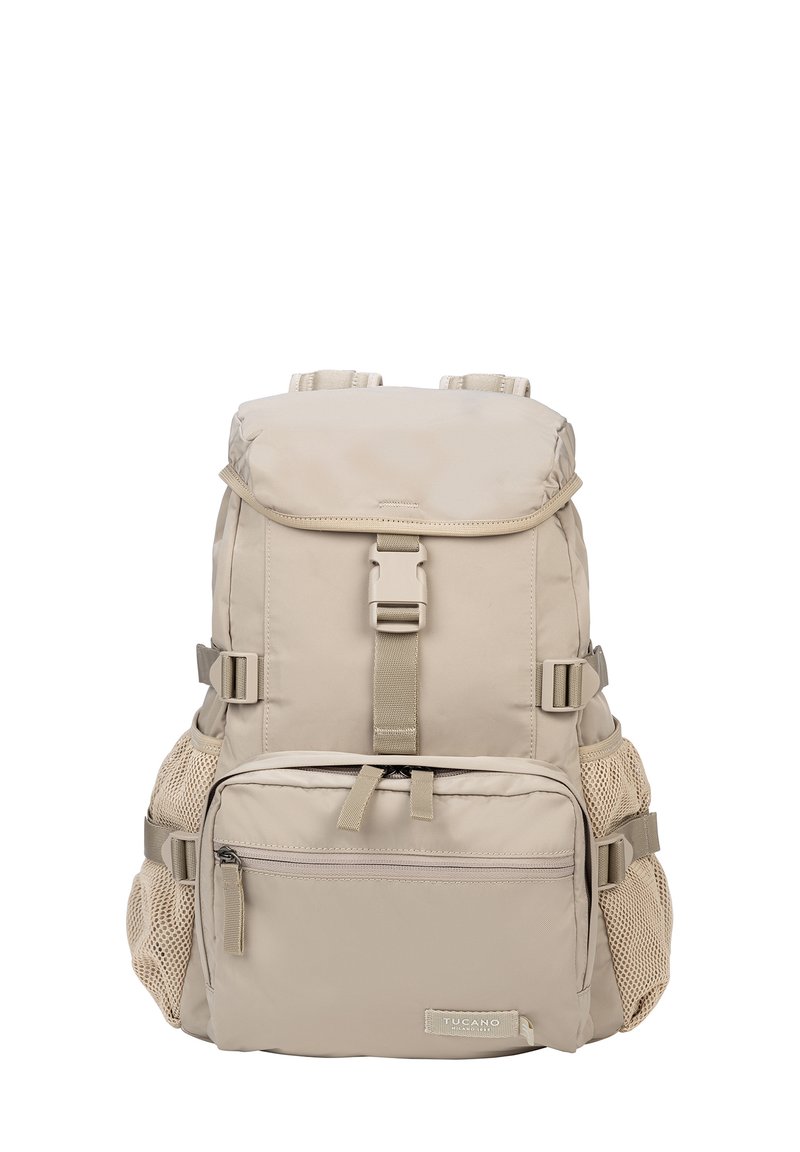 Zaino beige con pattina superiore, spallacci regolabili, tasca frontale con zip e tasche laterali in rete. Realizzato in tessuto resistente con una superficie liscia.