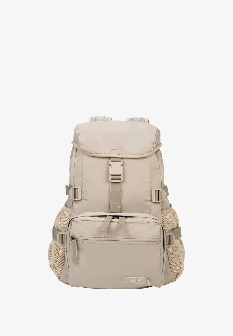 Zaino beige con pattina superiore, spallacci regolabili, tasca frontale con zip e tasche laterali in rete. Realizzato in tessuto resistente con una superficie liscia.