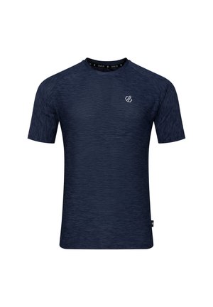 Granatowy sportowy t-shirt z krótkim rękawem o subtelnej fakturze i małym białym logo na lewej piersi na białym tle.