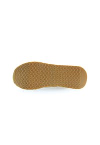 Suela de zapato de goma, marrón con un patrón de diamante texturizado. Punta redondeada, bordes lisos, perfil plano, marcado mínimo en la parte superior.