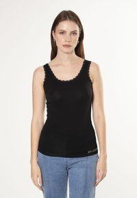 Top sin mangas negro con borde de encaje en el cuello. Tejido suave, diseño ajustado, con "INFLUENCER" bordado en el dobladillo.