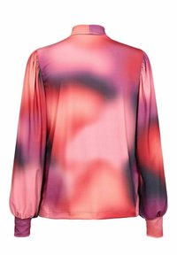 Blus med långa ärmar och hög krage, prydd med ett abstrakt gradientmönster i rosa, lila och röda nyanser. Mjuk, slät tygkvalitet med puffärmar.